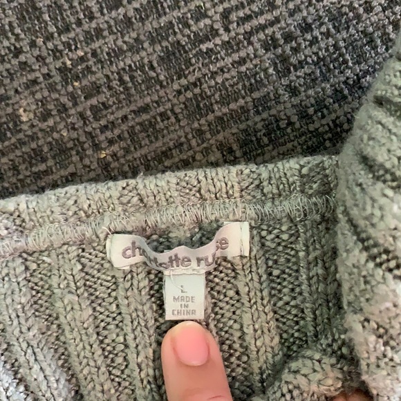 Ribbed V-neck Crop Top - Picture 2 of 3